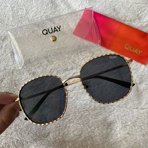QUAY JEZABELL TWIST SUNGLASSES - New with tags